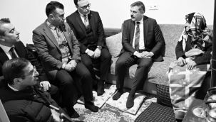 Vali Çitçi, yaşlıları ziyaret ederek hayır dualarını alıyor