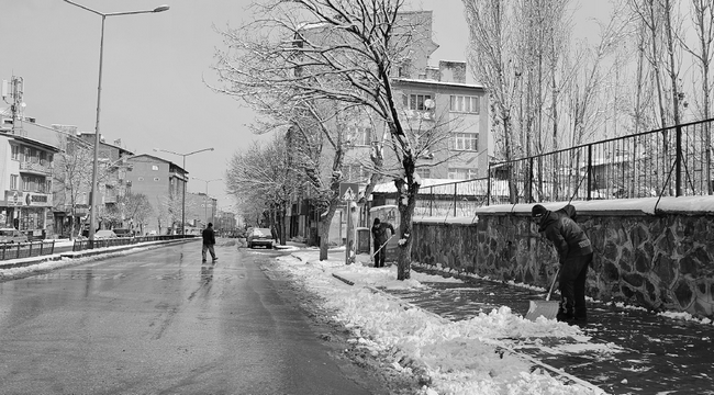 Gece yağdı gündüz eridi