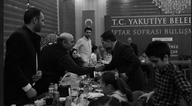 Yakutiye'nin doktor başkanı ayakkabı boyacıları ve tamircilerle iftar sofrasında