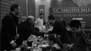 Yakutiye'nin doktor başkanı ayakkabı boyacıları ve tamircilerle iftar sofrasında