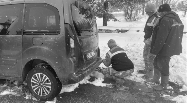 Yolda kalanları jandarma kurtardı