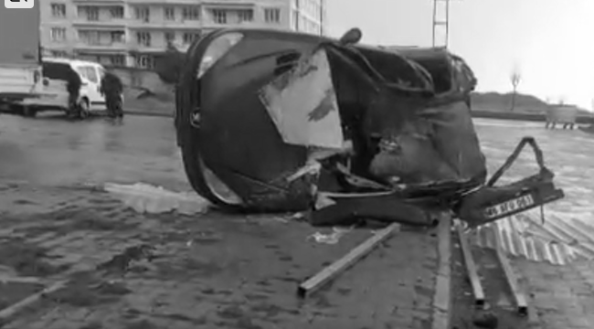 Kuvvetli rüzgar çatıları uçurdu, ağaçları devirdi