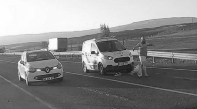 Giysilerini çıkartıp, trafikte bekleyen araçların camlarına daldı