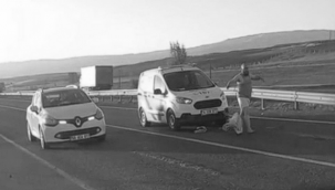 Giysilerini çıkartıp, trafikte bekleyen araçların camlarına daldı