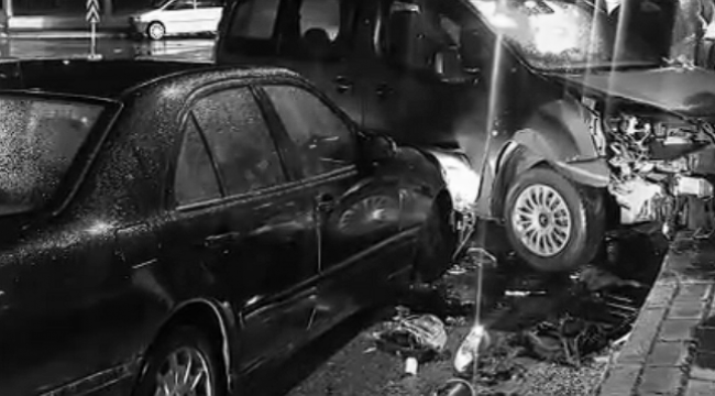 Kırmızı ışık ihlalinde 3 araç kaza yaptı